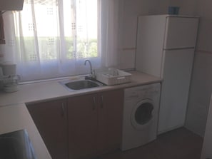 Frigorífico, microondas, horno y utensilios de cocina