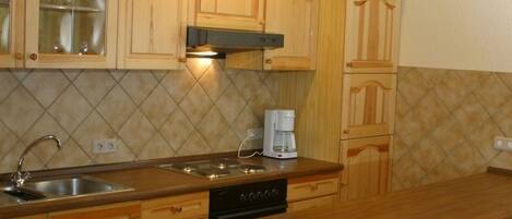 Refrigerador, microondas, horno y utensilios de cocina