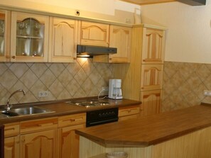 Fridge, microwave, oven, cookware/dishes/utensils - Apartment Jung by Interhome (Bad Sachsa)