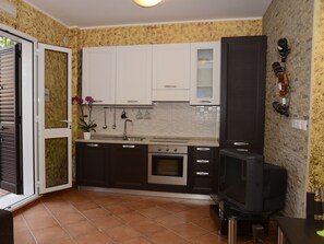 Fridge, oven, cookware/dishes/utensils - Wohnung 'Artemide' mit Infinity-Pool by Interhome (Policoro)
