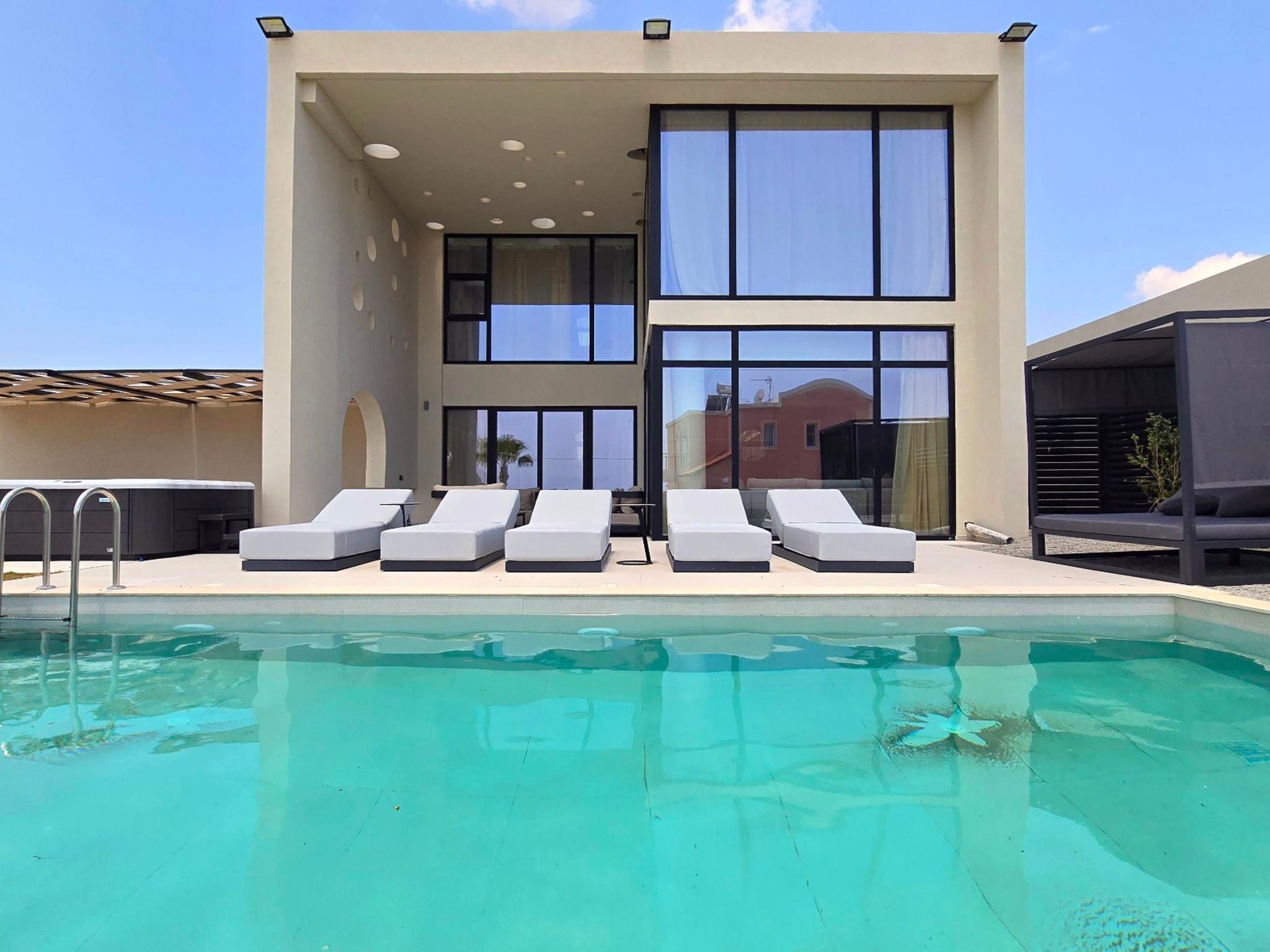 Et oppvarmet basseng