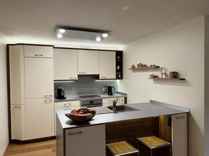 Fridge, oven, dishwasher, cookware/dishes/utensils