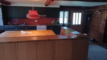 Kühlschrank, Ofen, Kochgeschirr/Geschirr/Besteck