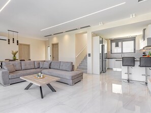 TV - Ferienvilla Azalea mit Schwimmbad by Interhome (Faliraki)