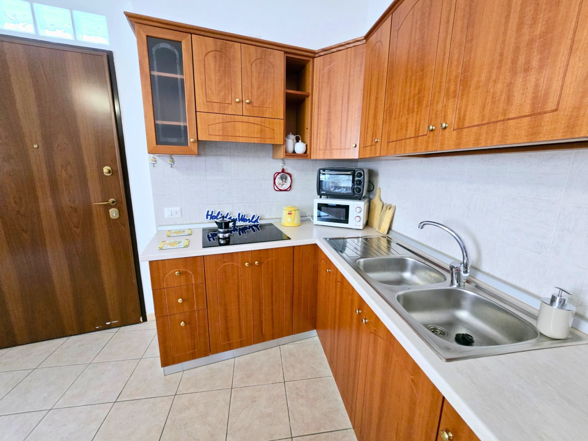 Kühlschrank, Mikrowelle, Kochgeschirr/Geschirr/Besteck