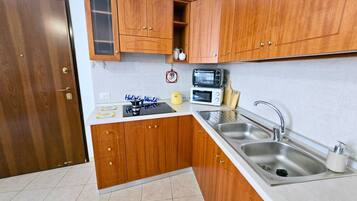 KĂŒhlschrank, Mikrowelle, Kochgeschirr/Geschirr/Besteck