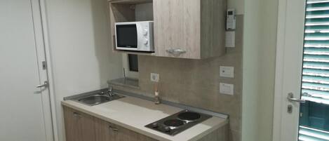 Réfrigérateur, batterie de cuisine, vaisselle et ustensiles