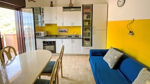 Fridge, microwave, oven, cookware/dishes/utensils - Wohnung an der Scala dei Turchi by Interhome (Alessandria della Rocca)