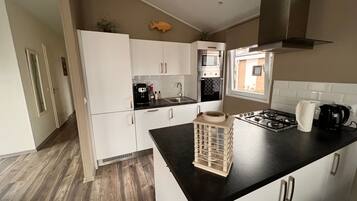 Een koelkast, een magnetron, een oven, een vaatwasser