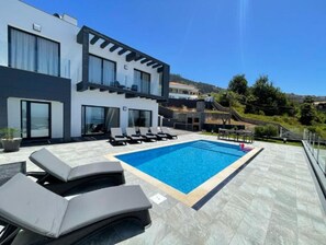 A heated pool - Ferienvilla mit eigenem Pool by Interhome (Arco da Calheta)