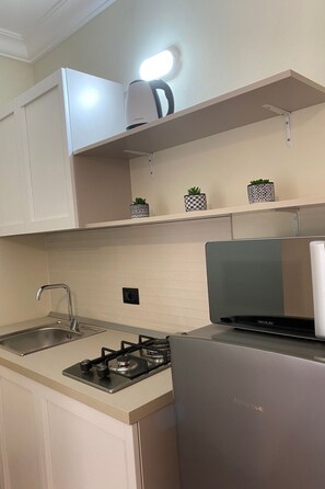 Refrigerador, microondas y utensilios de cocina 