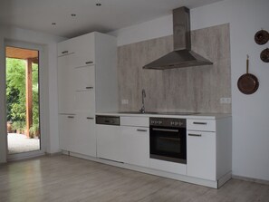 Kühlschrank, Mikrowelle, Ofen, Geschirrspüler