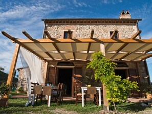 Outdoor dining - Alchenigi' Wohnung mit Schwimmbad by Interhome (Volterra)