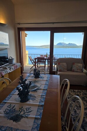 Dining - Casetta Ladunia mit Blick aufs Meer by Interhome (Golfo di Marinella)