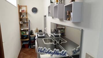 KĂŒhlschrank, Ofen, Kochgeschirr/Geschirr/Besteck