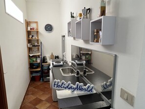 Réfrigérateur, four, batterie de cuisine, vaisselle et ustensiles