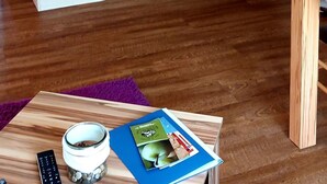 Uma cozinha compacta com micro-ondas embutido, pia e geladeira.