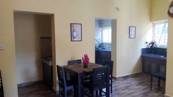 Habitación doble | Caja fuerte, camas supletorias, wifi gratis y ropa de cama