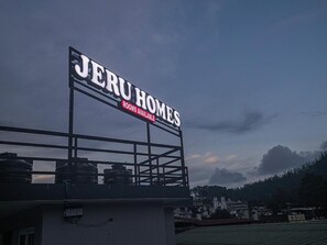 Vista frontal de la propiedad