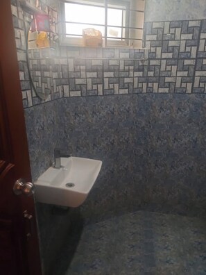 Doppelzimmer | Badezimmer | Dusche, Handtücher, Seife, Toilettenpapier