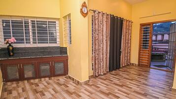 Habitación doble | Caja fuerte, camas supletorias, wifi gratis y ropa de cama