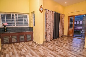 Two-Bedroom Family Apartment | Premium bedding, down duvets, Select Comfort beds, in-room safe - Jeru Homes Ooty (Ooty)
