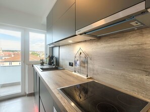 Kühlschrank, Ofen, Geschirrspüler, Kochgeschirr/Geschirr/Besteck
