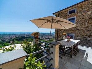Outdoor dining - Wohnung 'Seventh Heaven' mit Gemeinschaftspool by Interhome (Massa)