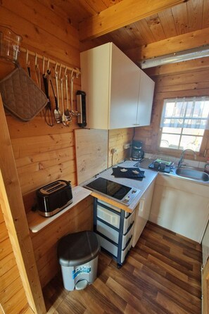 Kühlschrank, Mikrowelle, Kochgeschirr/Geschirr/Besteck