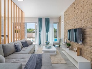TV, fireplace - 'Villa Selest' mit Wasserblick by Interhome (Umag/Juricani)