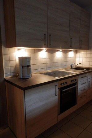 Fridge, oven, cookware/dishes/utensils - Wohnung Kajüte by Interhome (Born)