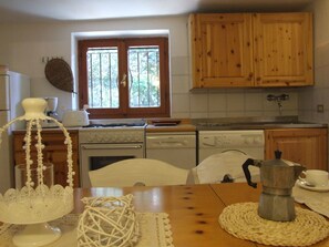 Fridge, oven, dishwasher, cookware/dishes/utensils - Orchidea von Holiday World by Interhome (Castagneto Carducci)