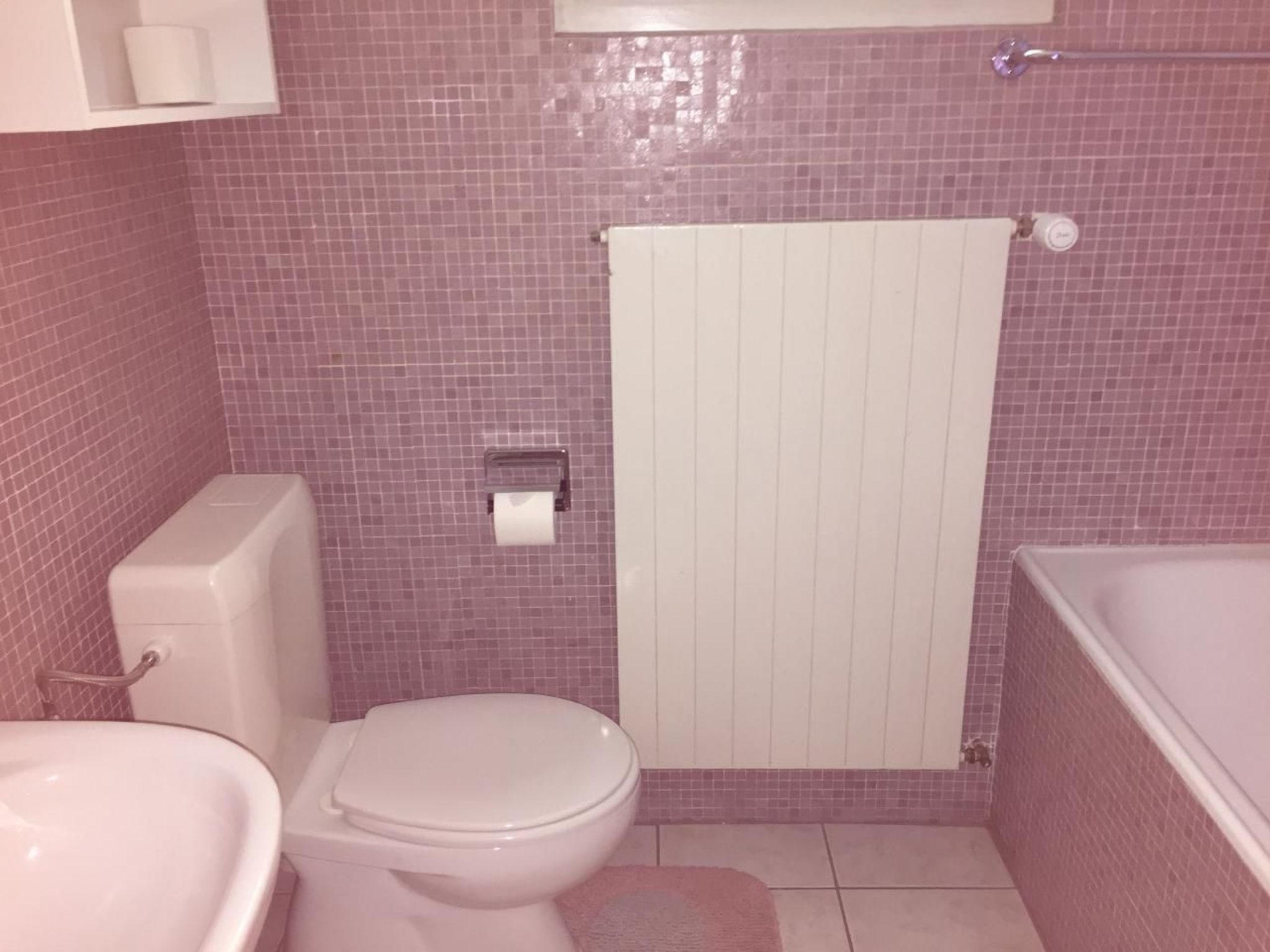 Ein Badezimmer mit Toilette, Waschbecken und Badewanne.