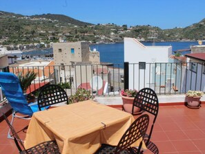 Outdoor dining - Wohnung 'Ciaola' mit eigener Terrasse by Interhome (Eolie Lipari)
