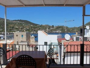 Outdoor dining - Wohnung 'Ciaola' mit eigener Terrasse by Interhome (Eolie Lipari)
