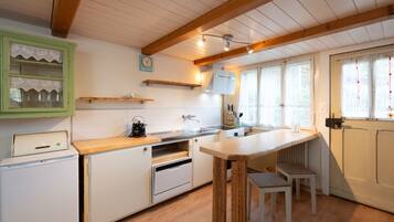 Fridge, oven, dishwasher, cookware/dishes/utensils