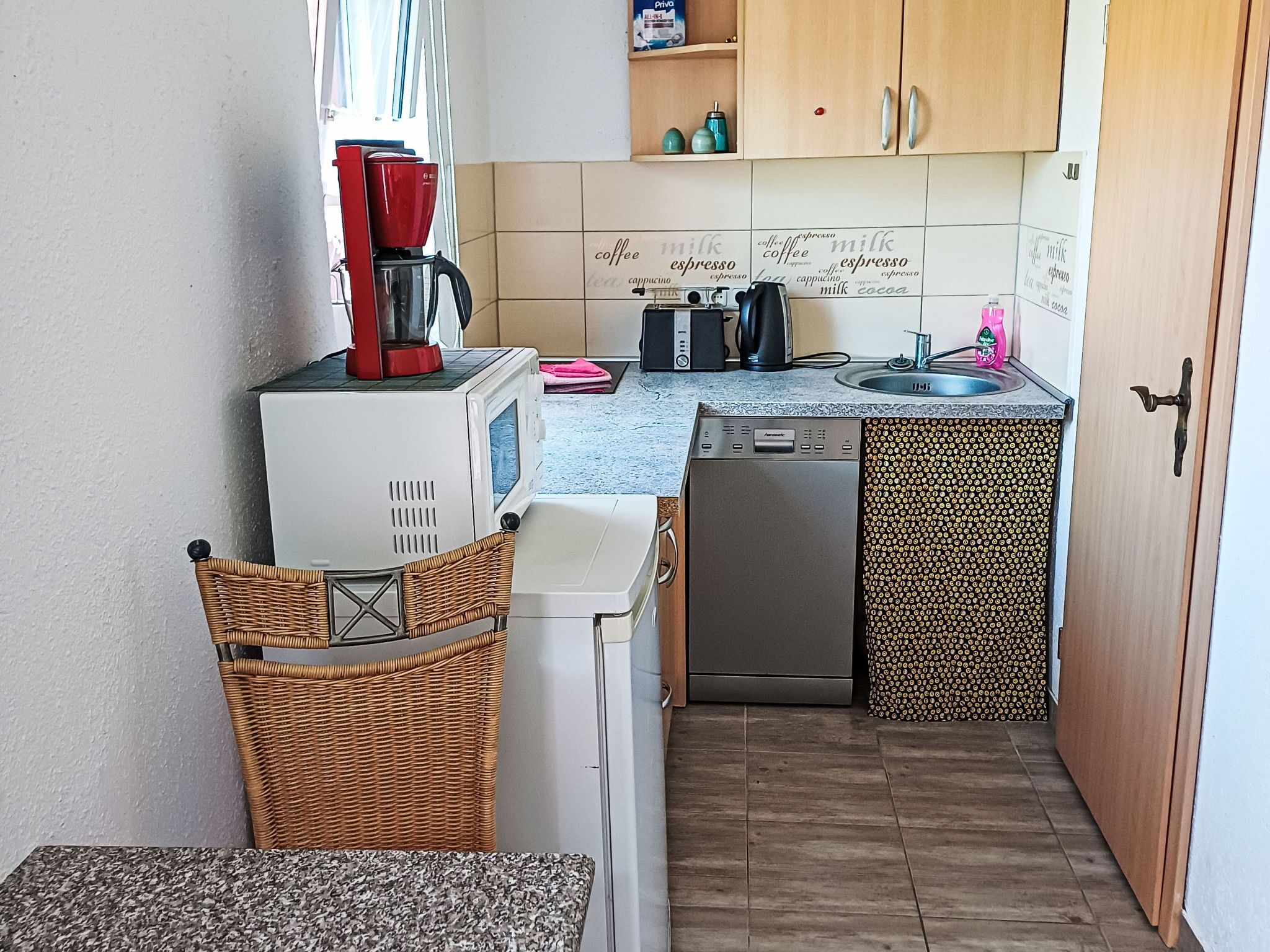 Fridge, microwave, dishwasher, cookware/dishes/utensils
