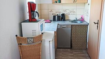 Fridge, microwave, dishwasher, cookware/dishes/utensils