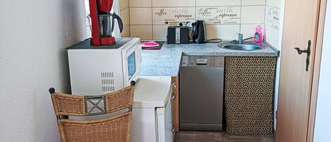 Réfrigérateur, four à micro-ondes, lave-vaisselle