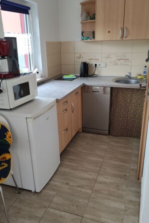 Een koelkast, een microgolfoven, een vaatwasser