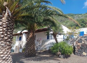 Exterior - Villa in Panoramasprache, nur wenige Minuten vom Meer entfernt by Interhome (Malfa)