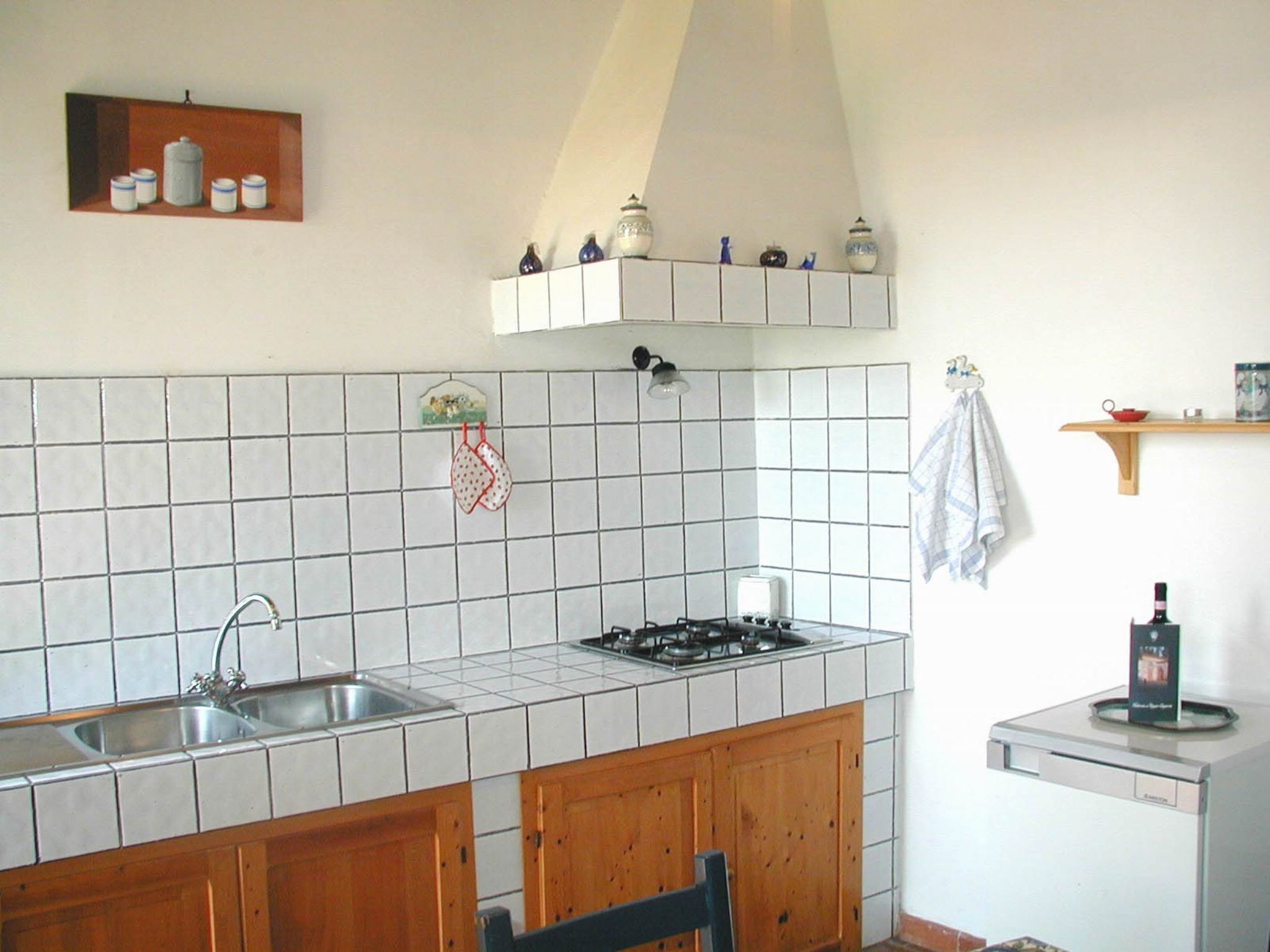 Fridge, oven, cookware/dishes/utensils