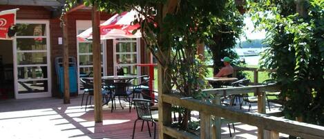 تناول الطعام بالخارج