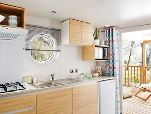 Fridge, cookware/dishes/utensils - Mobilheim Lagune II in Lychen by Interhome (Lychen)