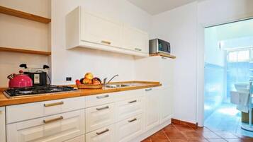 Frigorifero, microonde, forno, pentole/stoviglie/utensili