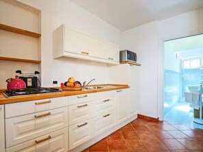 Frigorifero, microonde, forno, pentole/stoviglie/utensili