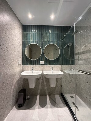 Family Room | Bathroom | Shower, hair dryer, towels, shampoo - Ephemeral Stay (Tainan)