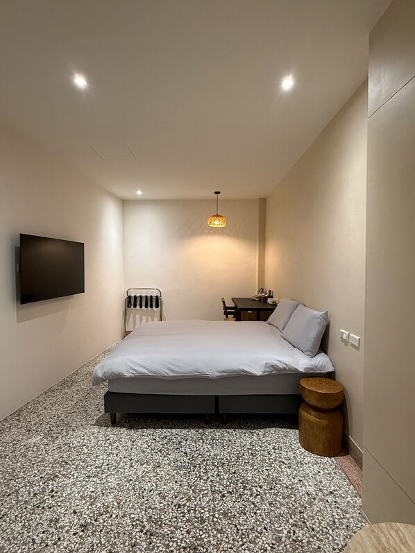 Deluxe Double Room | Free WiFi - Ephemeral Stay (Tainan)