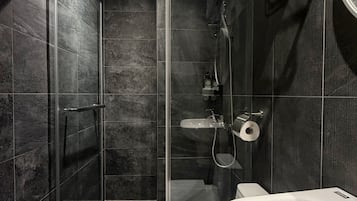 Classic Double Room | Bathroom | Shower, hair dryer, towels, shampoo