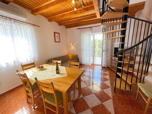 Dining - Wohnung in Jadranovo mit gemeinschaftlichem Pool, Terrasse und Grill by Interhome (Crikvenica/Jadranovo)